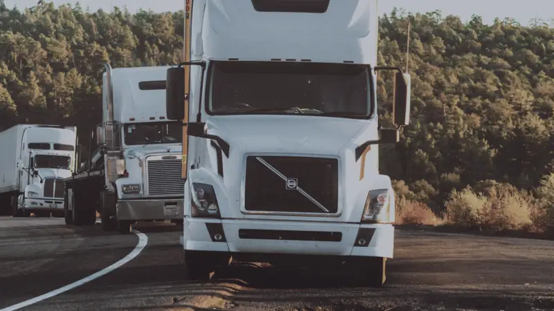 Tractor-trailers travelling in convoy on a highway
